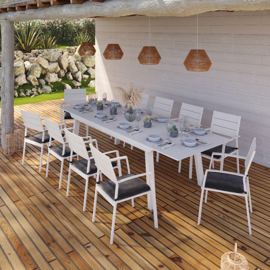 un salon de jardin blanc sur terrasse en bois Avril Paris