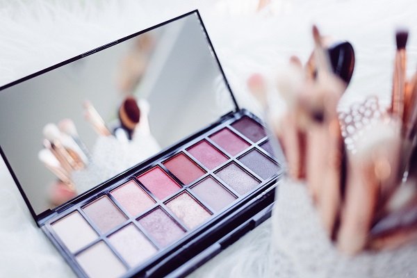 Lidschattenpalette und Pinsel für Make Up