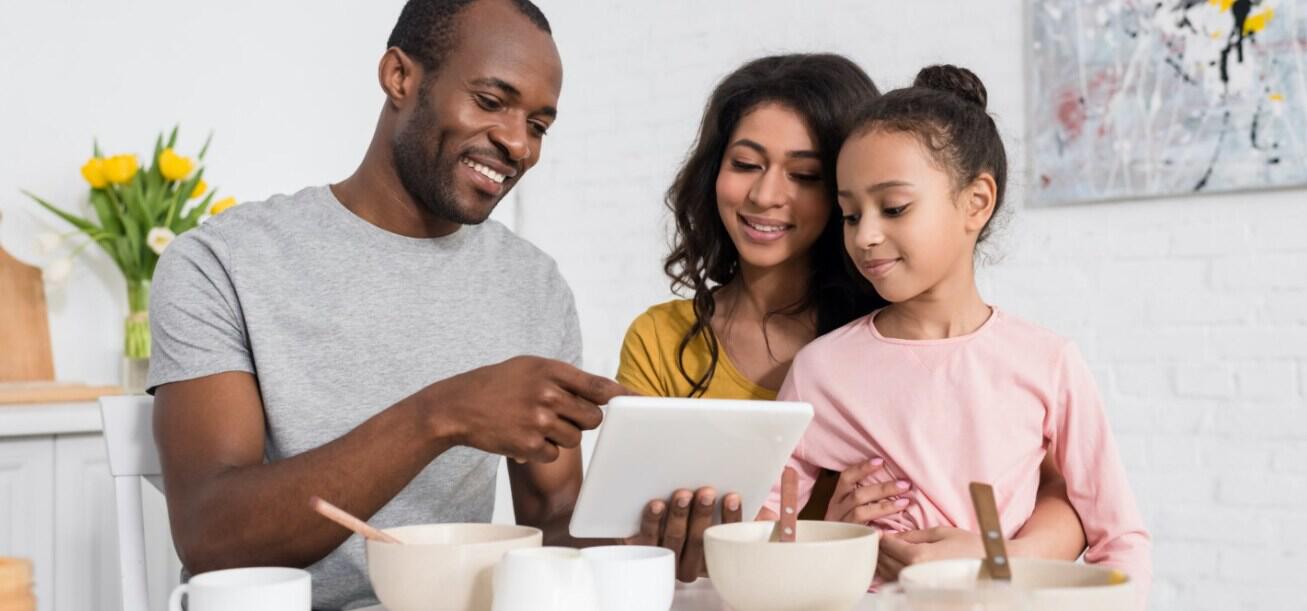 Shell Energy savings guide banner. Image features a man explaining something to his wife and child on a tablet