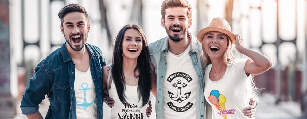 Banner für die Shirtlabor Gutscheinseite: je zwei junge Männer und Frauen in individuell bedruckten T-Shirts