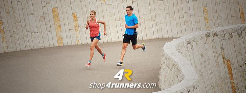 Läuferin und Läufern auf betoniertem Weg; im Vordergrund das shop4runners Logo
