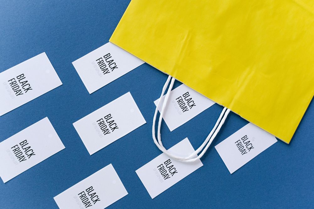 Sac de shopping jaunve avec étiquettes de Black Friday