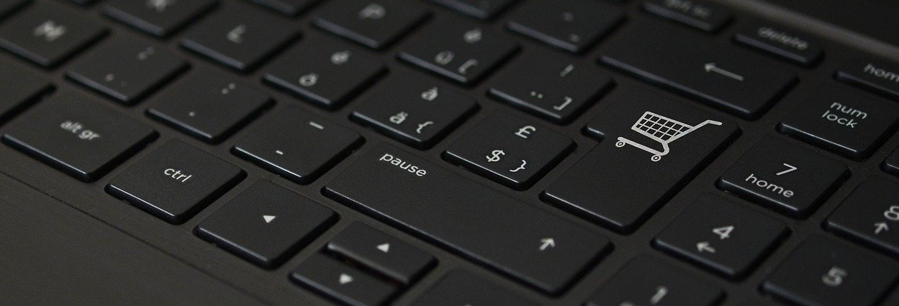 Clavier d&apos;ordinateur avec panier de shopping sur la touche entrée