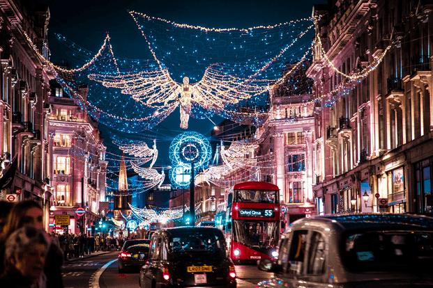 Oxford Street in London an Weihnachten mit Strassenlichtern