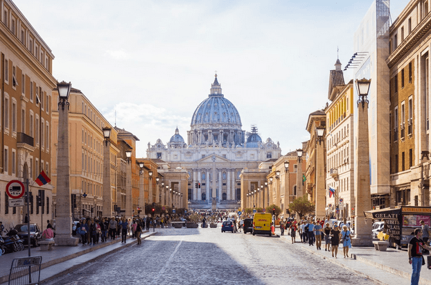 Strasse zum Petersdom mit Shoppern in Rom