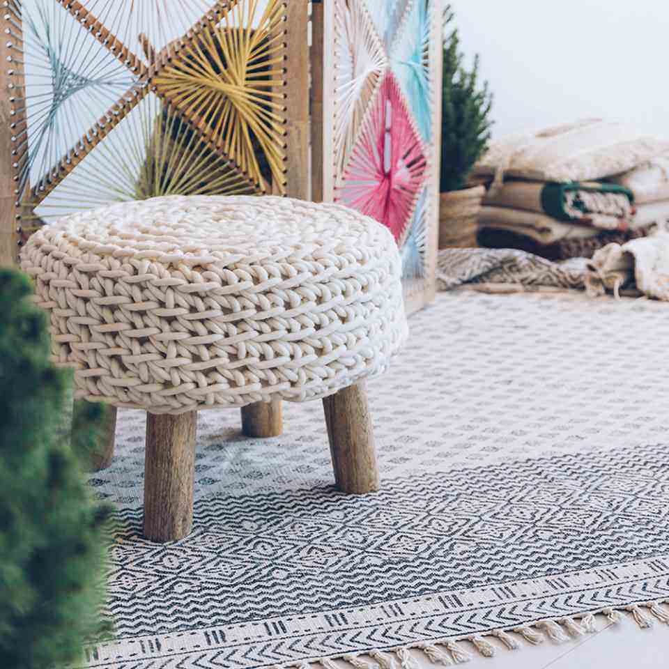 Pouf blanc, tapis à motifs et éléments de décoration Sklum