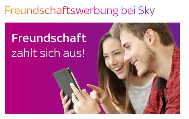 EIn Mann und eine Frau freuen sich über die Sky Freundschaftswerbung.