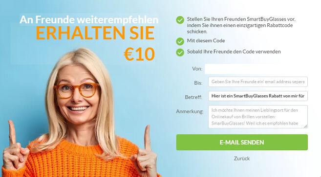 Bebrillte Frau zeigt auf Info zum 10 € Gutschein für Freundschaftswerbung bei SmartBuyGlasses