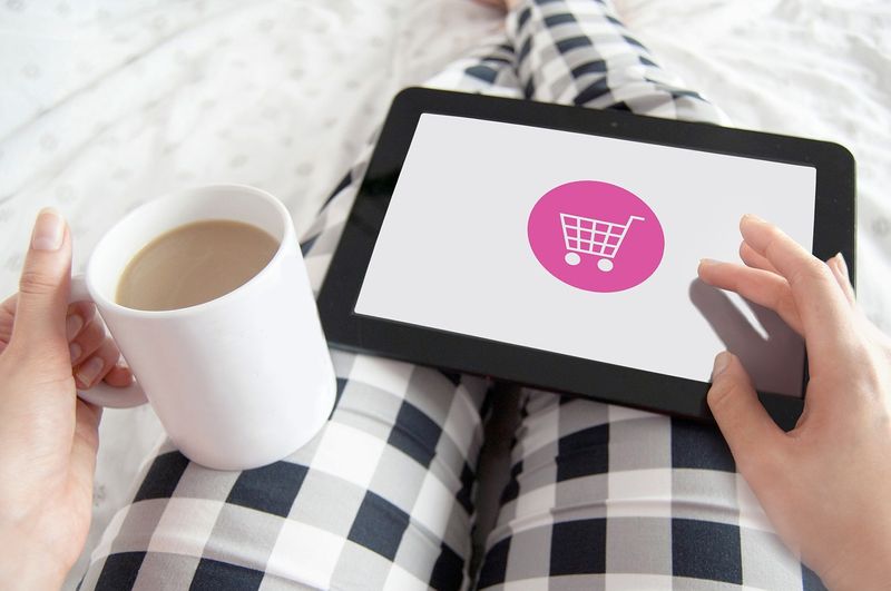 Femme faisant du shopping en ligne