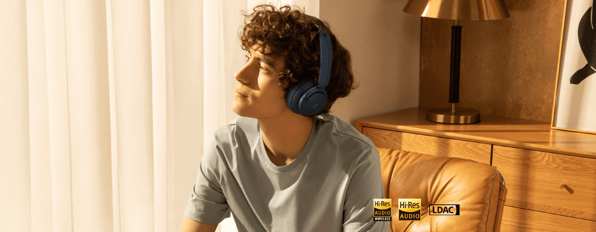 Banner für die Soundcore Gutscheinseite: junger Mann mit aufgesetztem Soundcore Life Kopfhörer