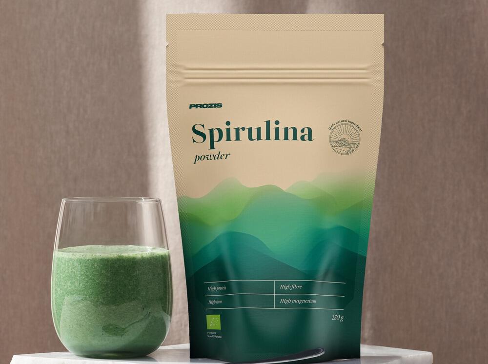 Sachet et verre de poudre de spiruline Prozis