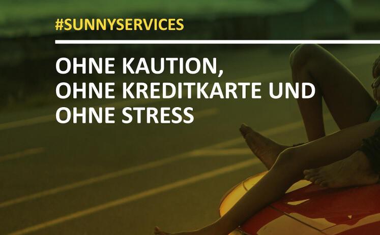 Banner für Sunny Cars Services "Ohne Kaution, ohne Kreditkarte und ohne Stress" mit Foto von barfüßigen Beinen auf einer Motorhaube