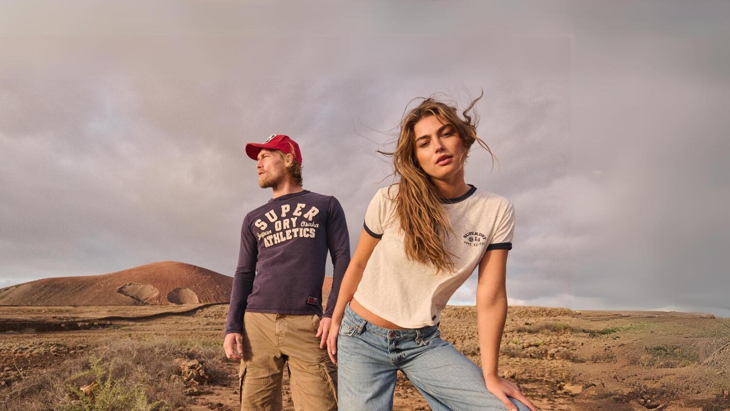 photo d'un couple portant des t-shirts Superdry et posant dans le désert