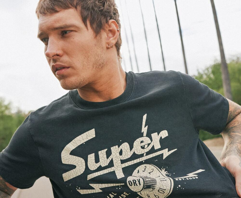 Mann in Superdry Herren-T-Shirt