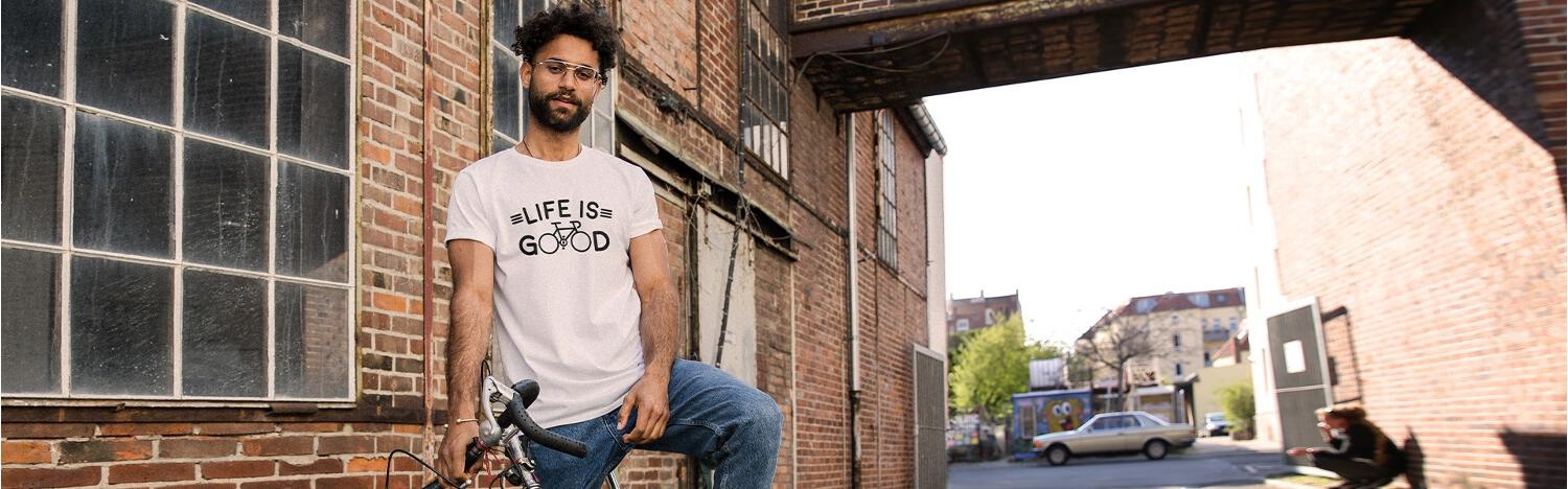 Homme sur un vélo portant un t-shirt personnalisé Spreadshirt