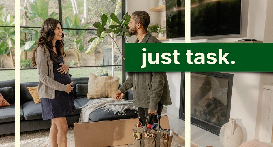 Banner für die TaskRabbit Gutscheinseite: Schwangere Frau empfängt einen Tasker von TaskRabbit