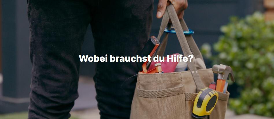 Person trägt Handwerkertasche durch die Gegend mit Hinweis auf das TaskRabbit Hilfe-Angebot