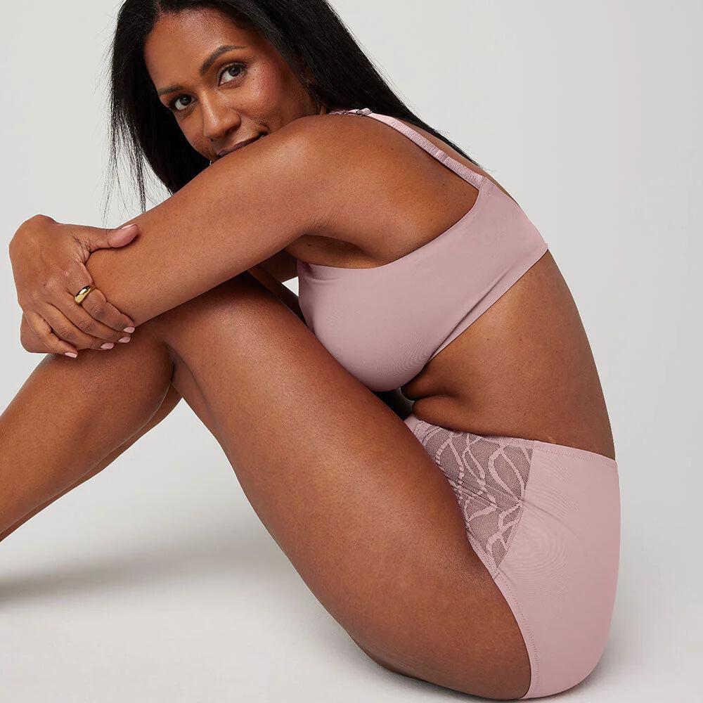 Femme portant la culotte Tena Silhouette rose