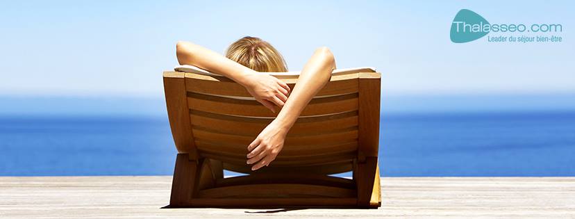 Femme dans un transat au bord de la mer