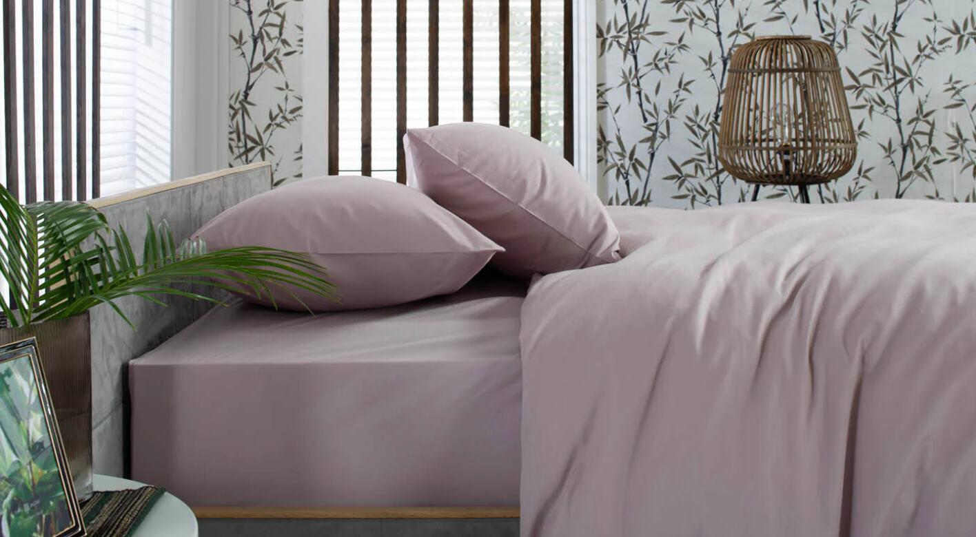 That Home Shop savings tips banner - Close up image of a side of bed with lilac duvet cover and floral wallpaper in the background