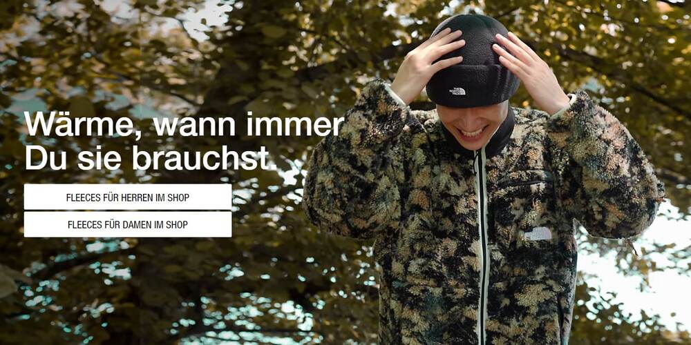 Mann in The North Face Fleecejacke mit Camouflage-Muster