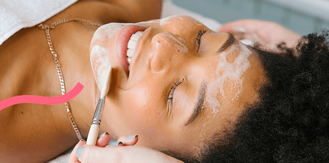Frau bekommt Gesichtsbehandlung bei einem Treatwell Salon