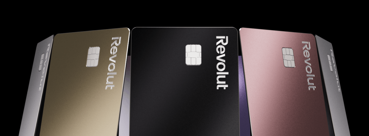 bannière photo montrant plusieurs cartes Revolut sur fond noir