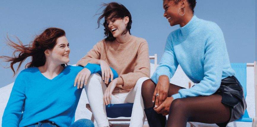 Photo montrant trois mannequins femme portant des pulls Cache Cache sur un fond bleu