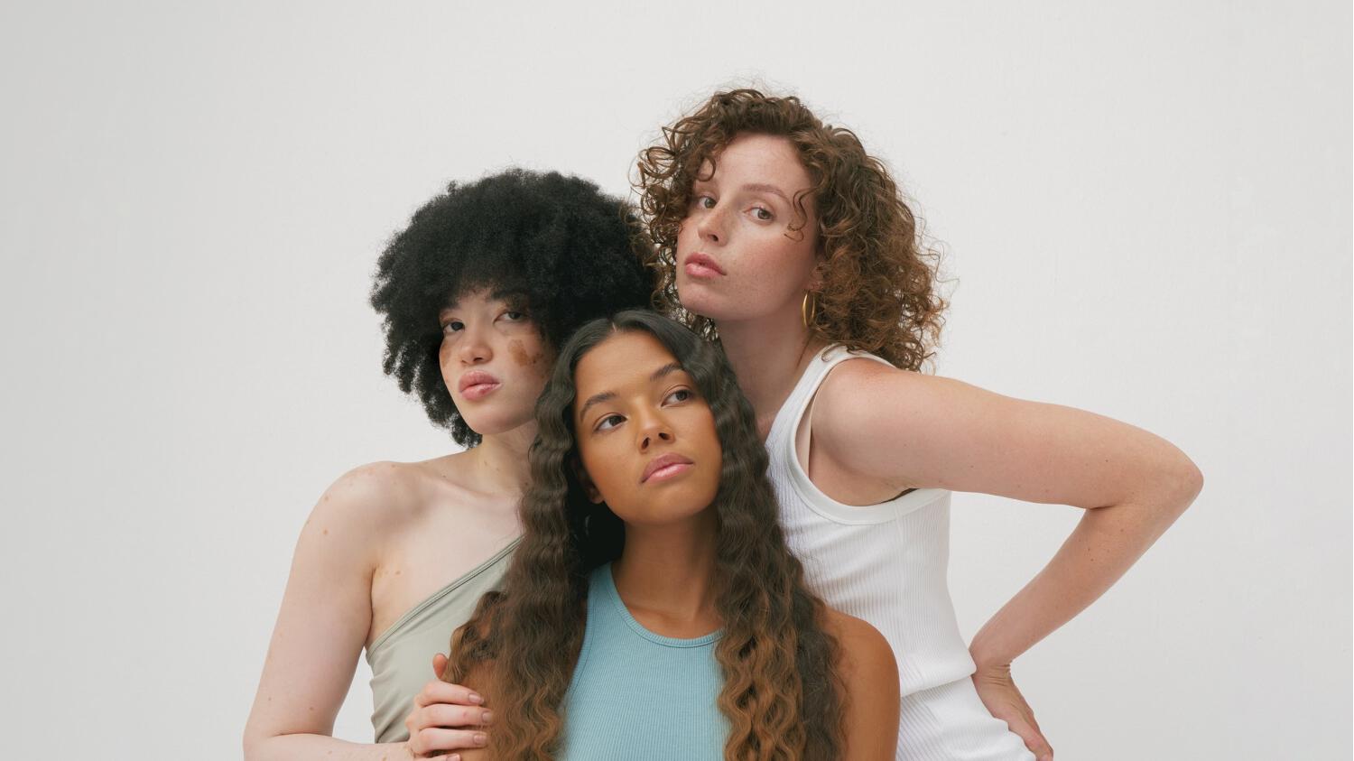 trois mannequins femme avec cheveux ondulés In Haircare