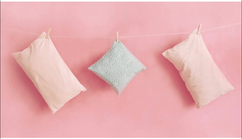 trois oreillers et coussins basés sur des patrons Makerist sur fond rose