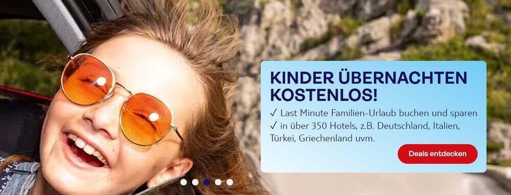 Kind mit Sonnenbrille lehnt sich aus Autofenster auf Banner für kostenlose Kinderübernachtungen bei TUI