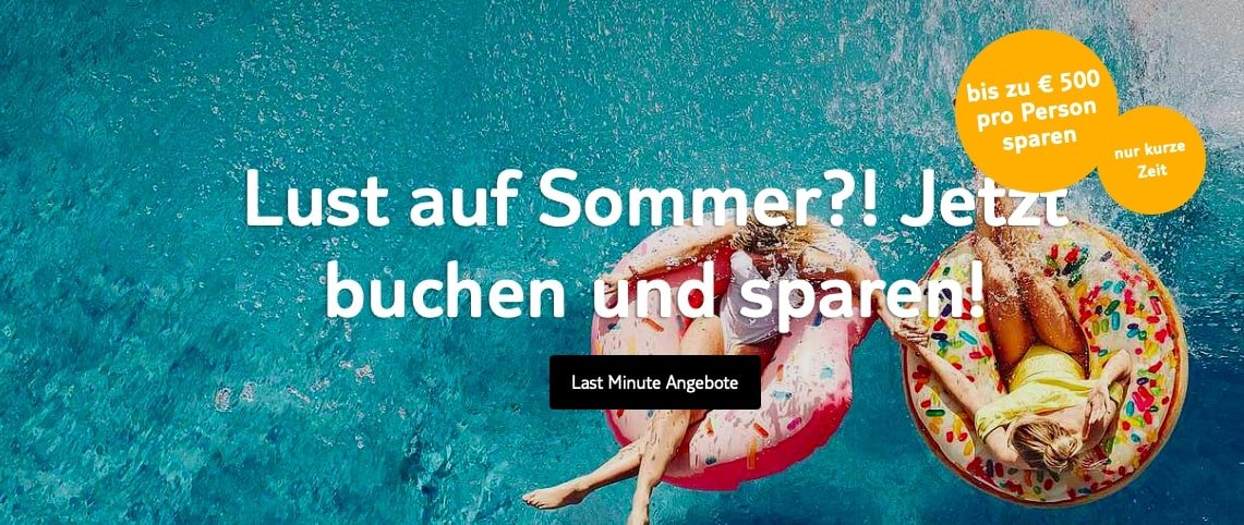 Frauen auf Schwimmringen in türkisfarbenem Wasser; Banner für bis zu 500 Euro Rabatt auf Tui Magic Life Last-minute-Angebote