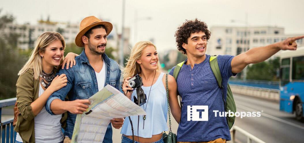Banner für die Turbopass Gutscheinseite: Gruppe von 4 Personen mit Landkarte zeigt auf etwas außerhalb des Bildausschnitts
