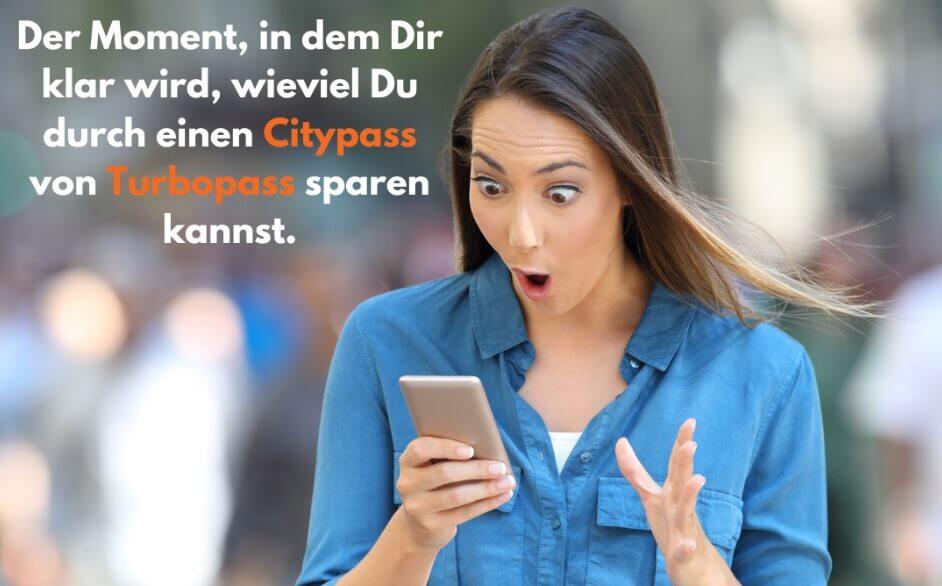 Frau ist erstaunt, wie viel sie mit einem City Pass von Turbopass sparen kann