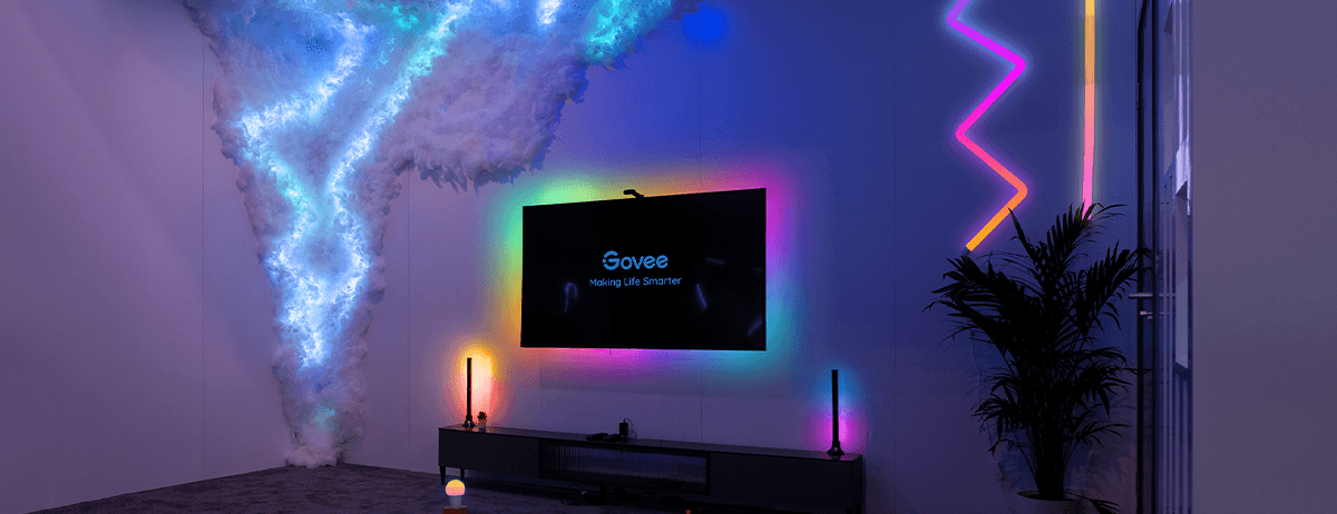 TV dans le noir avec des lampes led colorées
