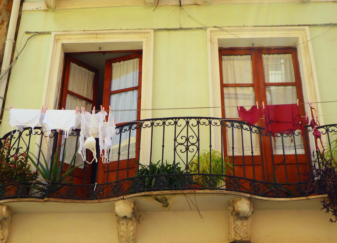 Unterwäsche hängt an Balkon