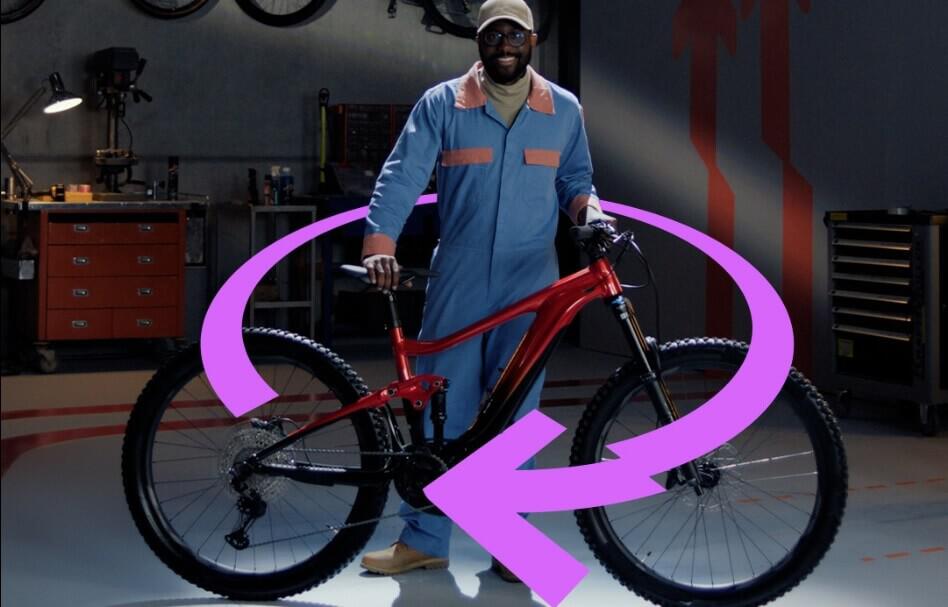 Mechaniker präsentiert ein generalüberholtes E-Bike von Upway