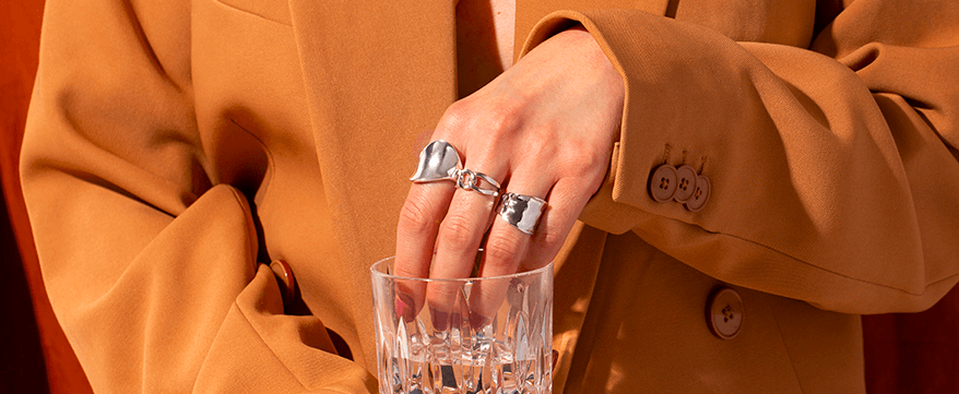 Hand mit bei Valmano erhältlichen Ringen in Silber