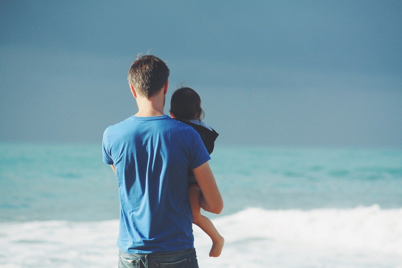 Vater mit Kind am Strand