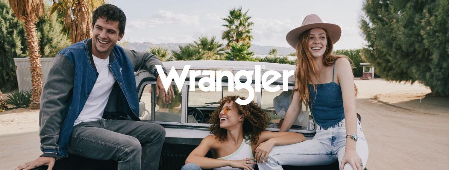 Deux femmes et un homme portant des vêtements Wrangler assis dans un pickup