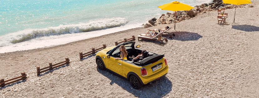voiture jaune hertz devant plage en été