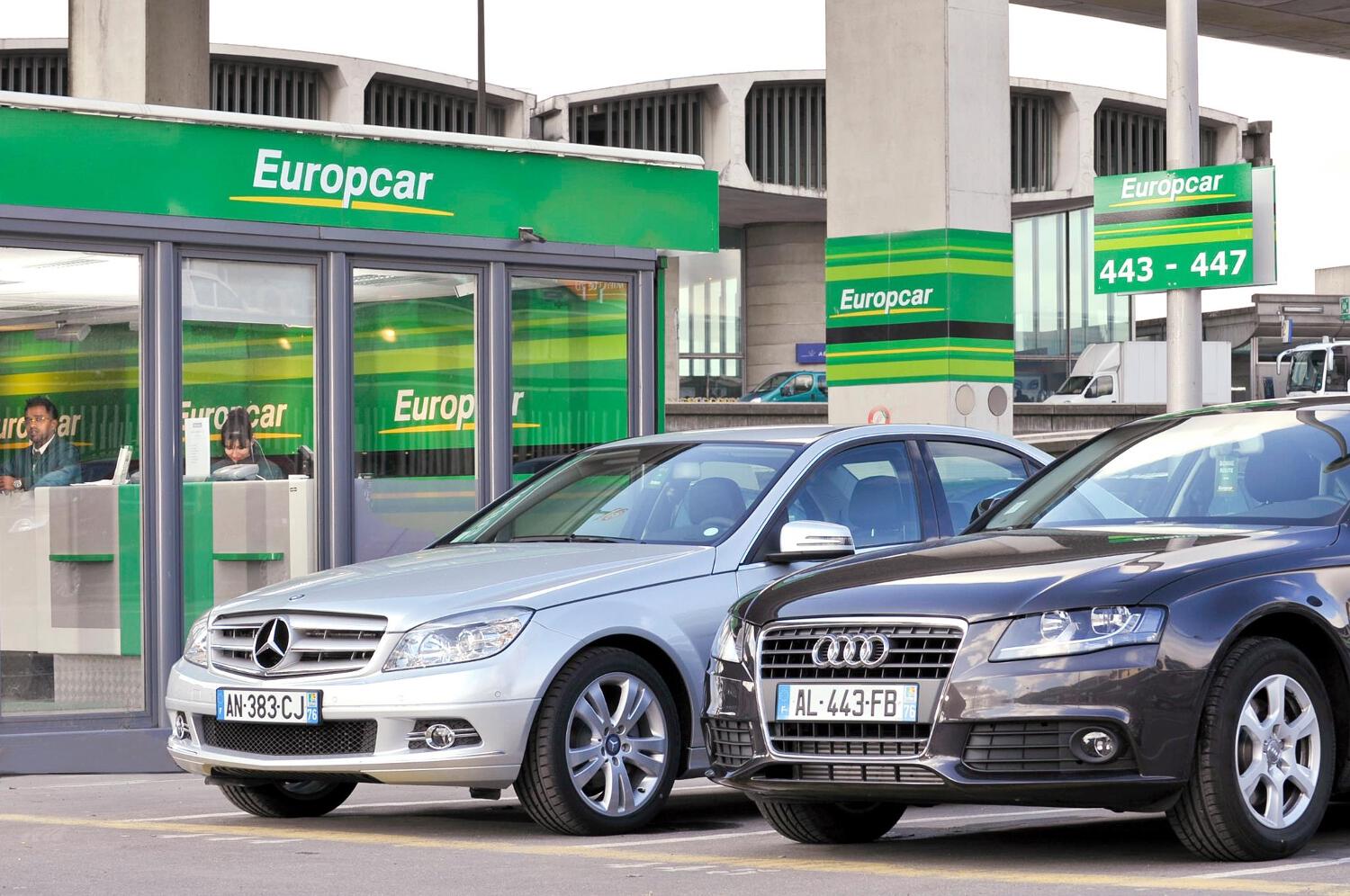 Voitures de location devant une agence Europcar