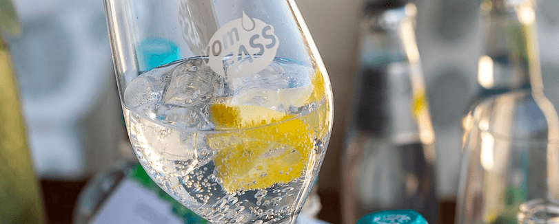 Vom Fass Glas mit einem leckeren Getränk bei einem kostenlosen Event geniessen