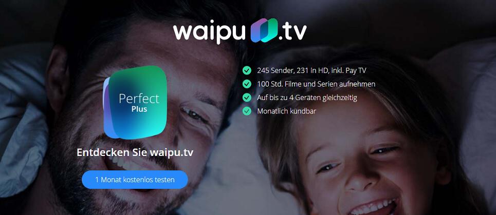 Banner für die Möglichkeit, waipu.tv einen Monat kostenlos zu testen; Hintergrundfoto: Vater und Kind liegen im Bett und ihre Gesichter werden von einem Bildschirm angeleuchtet