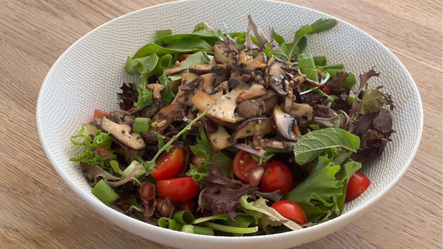 Wildkraeutersalat mit HAWLIK Vitalpilzen