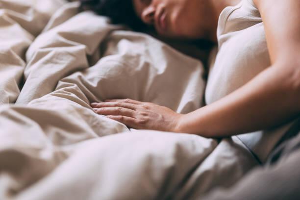 woman-asleep-in-bed"