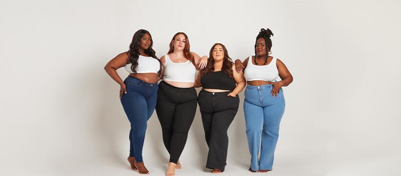 Vier Frauen in Plus-Size-Mode