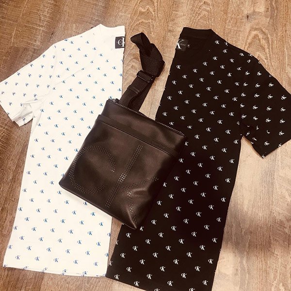 Deux Tshirts et une sacoche Calvin Klein chez Zeshoes