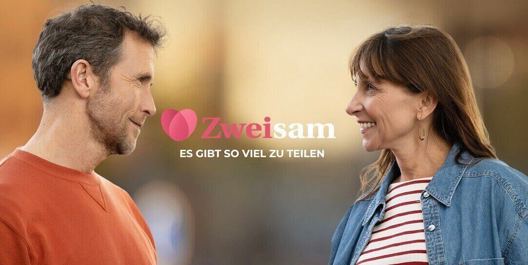 Banner für die Zweisam-Gutscheinseite, wo Mann und Frau sich treffen mit Slogan "Zweisam – es gibt so viel zu teilen" in der Mitte